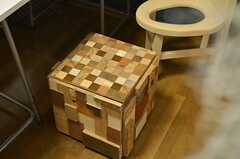 木の板がタイルのように貼られた椅子。意外と重いです。(2012-02-01,共用部,OTHER,1F)