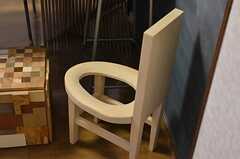 便座型の椅子は美術系の大学に通っていた事業者さんの作品。妙に力んでしまいそうです。(2012-02-01,共用部,OTHER,1F)
