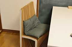 h型の板を少しずつ傾けながら何枚も重ねたこちらの椅子は、芸術系の学校に通う入居者の作品。(2012-02-01,共用部,OTHER,1F)