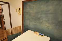 壁の一部は黒板塗装が施されています。(2012-02-01,共用部,LIVINGROOM,1F)