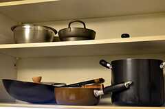 キッチン上の吊り戸棚には、調理器具が収納されています。(2012-02-01,共用部,KITCHEN,1F)