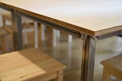 特注のテーブルは、フレームが無骨でかっこいい。(2012-02-01,共用部,OTHER,1F)