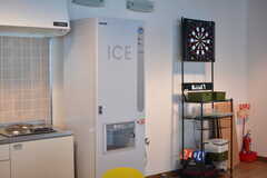 大型の製氷機が設置されています。(2021-05-31,共用部,KITCHEN,1F)