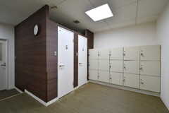男性用の脱衣室の様子2。鍵付きのロッカーが用意されています。左手のドアはシャワールームです。(2021-05-31,共用部,BATH,1F)