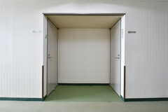 一部を除き、専有部のドアは2室が向かい合った配置です。(2021-05-31,専有部,ROOM,3F)