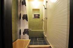 バスルーム脇にはシャワールームもあります。(2011-07-29,共用部,BATH,1F)