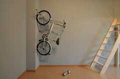 専有部の様子3。壁には自転車を掛けられるようになっています。※自転車は共用なので、備品ではありません。（102号室）(2011-07-29,専有部,ROOM,1F)