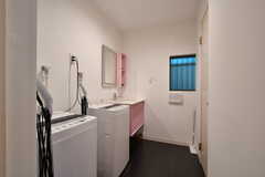 脱衣室の様子。洗面台と洗濯機が設置されています。(2022-02-10,共用部,LAUNDRY,1F)
