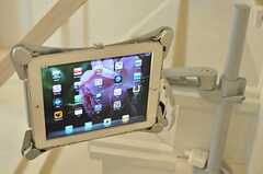 iPad2は、フレキシブルアームで自由な角度での調整が可能。TVも鑑賞できます。(2011-06-28,共用部,OTHER,1F)