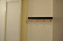 脱衣室にはフックが取り付けられています。(2011-06-28,共用部,BATH,1F)