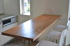 カウンターテーブルも胡桃（クルミ）材との事。(2012-09-12,共用部,OTHER,2F)