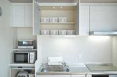 吊り戸棚には、部屋ごとに分けられた食材などを置けるスペースがあります。(2012-09-12,共用部,KITCHEN,2F)
