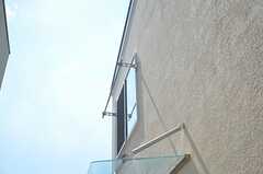 窓の外には物干し金具が付いています。（203号室）(2012-09-12,専有部,ROOM,2F)