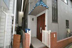 シェアハウスの正面玄関。(2010-03-16,周辺環境,ENTRANCE,1F)