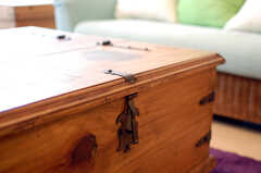 アンティーク調の収納ボックスはテーブル代わりに。(2010-03-16,共用部,LIVINGROOM,1F)
