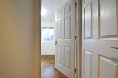 専有部のドアの様子。（302号室）(2013-11-05,専有部,ROOM,3F)