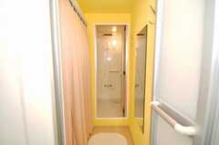 シャワールームの様子。シャワールームは向かい合わせて2室ありますが、脱衣室は共通です。(2009-10-02,共用部,BATH,2F)