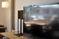 テレビは80型。スピーカーにも注目です。(2013-09-09,共用部,LIVINGROOM,1F)