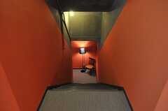 オレンジの階段の先には多目的スペースがあります。(2013-09-09,共用部,OTHER,1F)