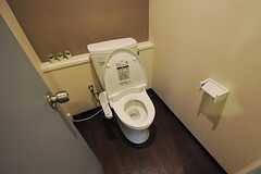 男女兼用のトイレの様子。ウォシュレット付きです。	(2013-09-09,共用部,TOILET,1F)