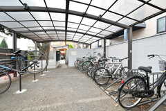 自転車置き場の様子。屋根付きです。(2020-03-23,共用部,GARAGE,1F)