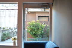 窓から庭の緑が見えます。(2023-01-10,共用部,LIVINGROOM,1F)