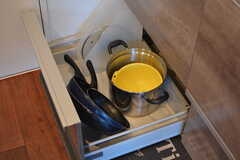 フライパンや鍋類は引き出しに収納されています。(2023-01-10,共用部,KITCHEN,1F)