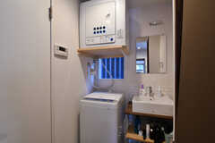 洗濯機と乾燥機の様子。左にシャワールームがあります。(2023-01-10,共用部,LAUNDRY,1F)