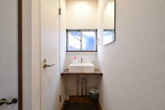 洗面台の様子。左のドアがトイレです。(2023-01-10,共用部,WASHSTAND,2F)