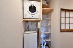 洗濯機と乾燥機の様子。隣の収納棚は部屋ごとに使用できます。(2023-01-10,共用部,LAUNDRY,2F)