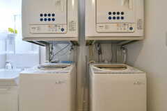 洗濯機と乾燥機が3台ずつ設置されています。(2018-01-30,共用部,LAUNDRY,2F)