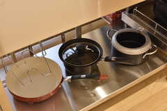シンクの下は共用の鍋やフライパンが収納されています。(2019-01-15,共用部,KITCHEN,1F)
