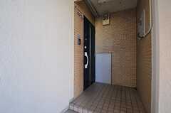 玄関ドアの様子。(2013-09-17,周辺環境,ENTRANCE,4F)