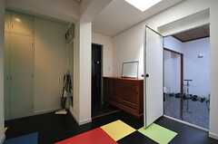 玄関の隣の部屋はゲストルームです。(2013-09-17,共用部,OTHER,4F)