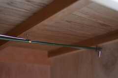 一応ハンガーなどを掛けられる棒が取り付けられています。（402号室）(2013-09-17,専有部,ROOM,4F)