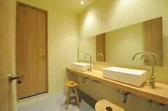 水まわり設備の様子。バスルームとシャワールームが1室ずつ設けられています。(2012-10-17,共用部,OTHER,1F)
