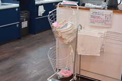 新しいふきんは上のカゴに常備されています。使い終わったふきんは、下のカゴに入れておくと洗濯してもらえます。(2019-08-07,共用部,KITCHEN,1F)