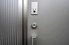 玄関ドアの鍵はオートロック式。(2011-05-13,周辺環境,ENTRANCE,1F)