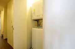 廊下には洗面台、洗濯機、乾燥機、トイレ、シャワールームが並んでいます。(2011-05-13,共用部,LAUNDRY,1F)