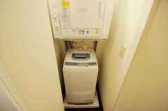 廊下に設置された洗濯機と乾燥機の様子。(2011-05-13,共用部,LAUNDRY,1F)