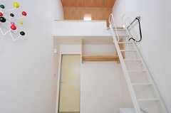 ロフトへ上る階段の様子。（202号室）(2011-05-13,専有部,ROOM,2F)