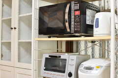 収納には電子レンジやオーブントースターが置かれています。(2018-09-10,共用部,KITCHEN,1F)