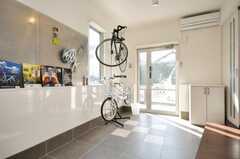 自転車スタンドもあります。1台は共用のロードバイクとなります。(2009-01-20,共用部,LIVINGROOM,1F)
