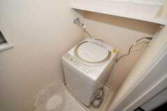 脱衣室には洗濯機があります。(2009-01-20,共用部,LAUNDRY,1F)