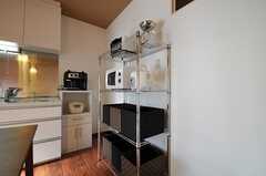 ラックにはキッチン家電と部屋ごとに分けられた食材などを置くスペースが用意されています。(2011-11-17,共用部,KITCHEN,2F)