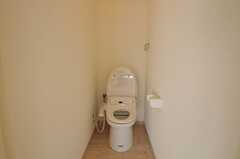 ウォシュレット付きトイレの様子。(2011-11-17,共用部,LAUNDRY,2F)