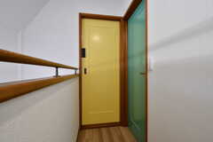 専有部のドアはカラフル。（302号室）(2022-03-22,専有部,ROOM,3F)