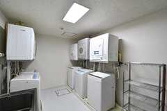 ランドリールームの様子。洗濯機と乾燥機が5台ずつ設置されています。(2017-06-08,共用部,LAUNDRY,-1F)
