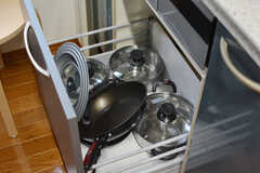 フライパンや鍋類はヒーター下に収納されています。(2020-11-02,共用部,KITCHEN,3F)