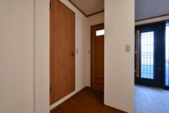 玄関の横にトイレが2室並んでいます。(2020-11-02,共用部,OTHER,3F)